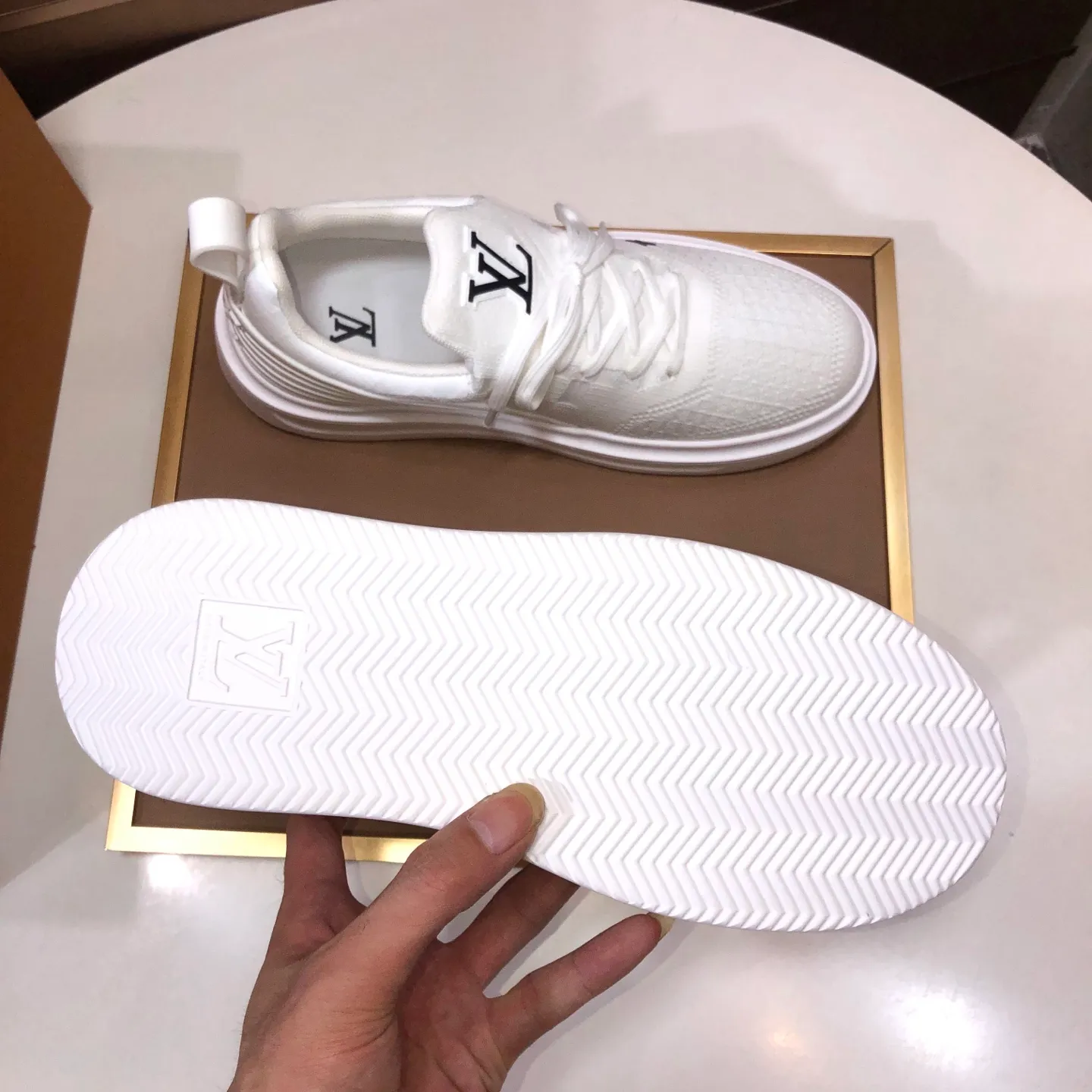 Men's men's shoes 💰640💰Original development, quality shipping, welcome to compare - LV sneaker series sports shoes introduce the loose silhouette of the ready-to-wear series into the spring and summer men's wear shows and make an eye-catching appearance. The cow leather upper is combined with rough fabric laces, and colorful beading highlights the brand's classic elements. LV letters mark the tongue and Monogram floral outsole. Mixed materials Made of top-grain cowhide, thick shoelace design, large Monogram print on the side, mesh lining and cotton feet, the comfort is as extreme as ever, premium heritage, quality first, worth owning! Size: Men’s 38-45 (45 is custom-made and cannot be returned or exchanged)